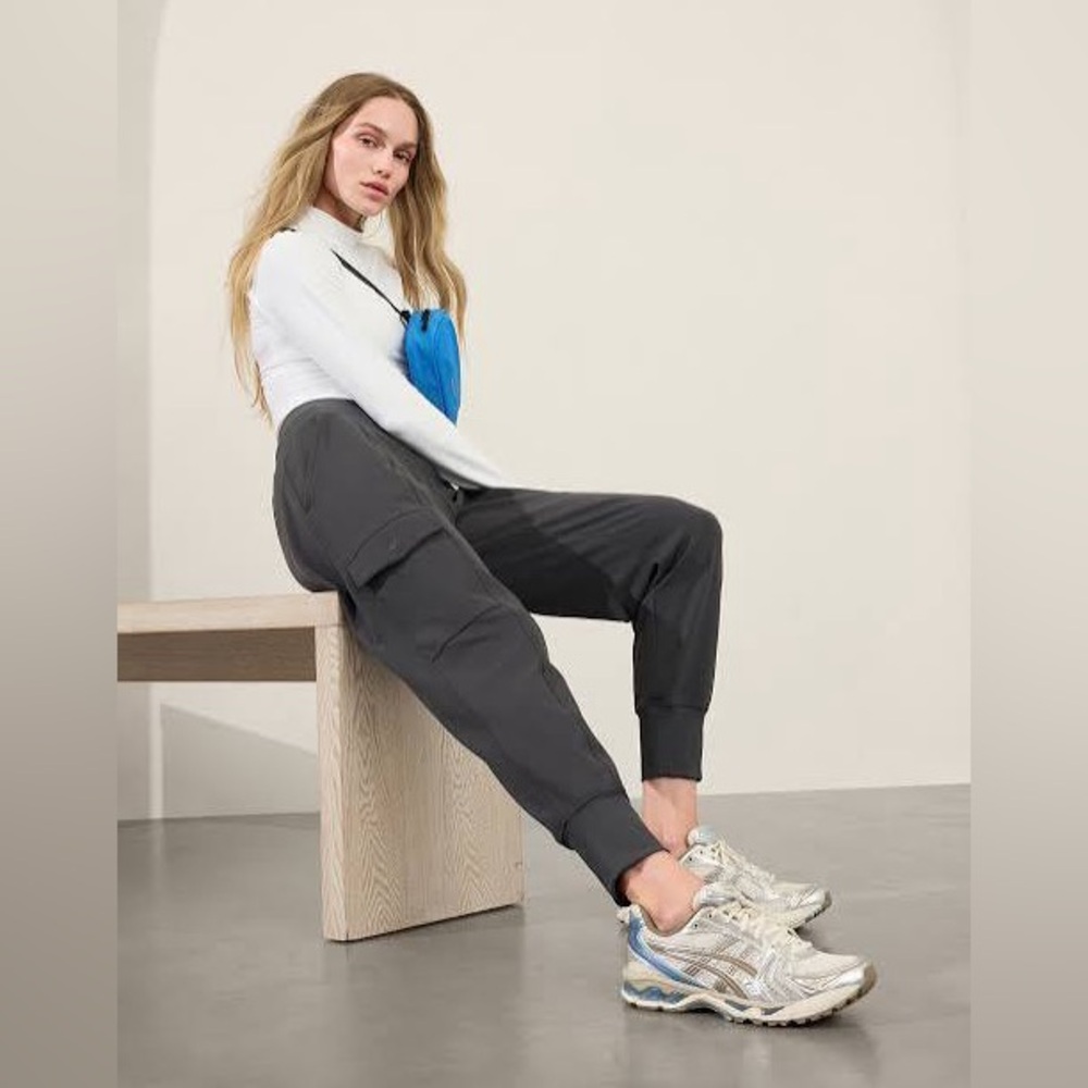 Athleta Venice Cargo Joggers size Medium Black Soot